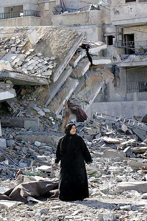 Una mujer, entre los escombros en Rafah. (Foto: AFP)