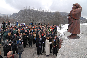 Estatua inaugurada hoy que recordará a las víctimas de Ribadelago (JOSÉ FRANCISCO GAMAZO)