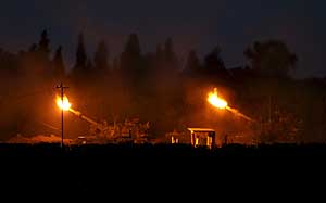 Dos caones de artillera de 155mm del ejrcito israel disparan sobre la Franja de Gaza. (Foto: EFE)