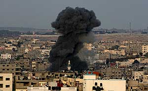 Columnas de humos emergen de los edificios de Gaza tras uno de los ataques de Israel. (Foto: EFE)