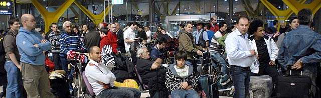 Decenas de pasajeros esperan a ser atendidos. (Foto: Bernardo Daz)