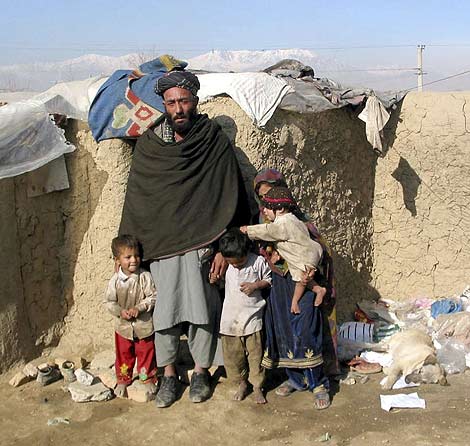 Una familia afgana que vendi a su hija. (Foto: EFE)