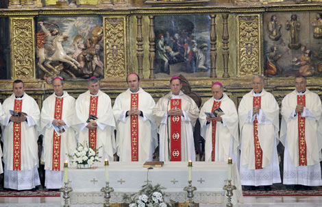 Obispos que oficiaron la misa en la iglesia de Fuentes de Nava. (Foto: MANUEL BRGIMO)