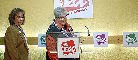 Marga Sanz, junto a Glria Marcos, en la rueda de prensa. (Foto: Jos Cullar)