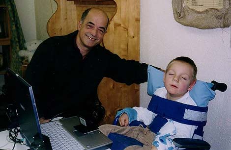 Un padre y su hijo con parlisis cerebral probando la tecnologa. (Foto: Aspace)