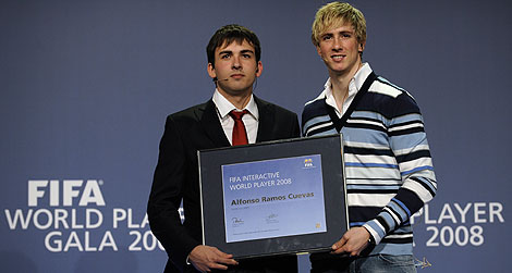 Fernando Torres entrega el premio a Alfonso Ramos. (Foto: AFP)