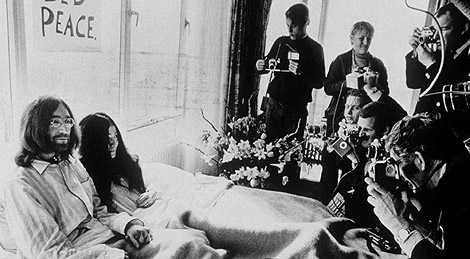 El ex Beatle asesinado y su esposa, rodeados de cmaras y periodistas en una cama del Hotel Hilton de Amsterdam. (Foto: AP)