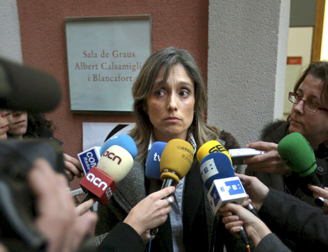 Montserrat Nebrera atiende a los medios pblicos, esta maana. (Foto: Efe)