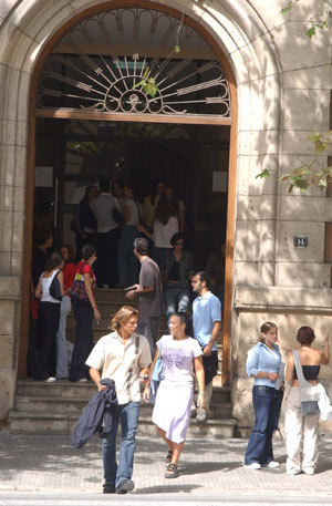 Alumnos en la puerta del instituto Joan Alcover de Palma. (Foto: Pep Vicens)