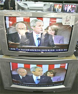 Imagen de un discurso de Bush en las televisiones de una tienda de Sel. (Foto: AP)