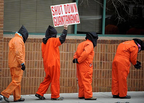Un grupo de activistas pide el cierre de Guantnamo. (Foto: EFE)