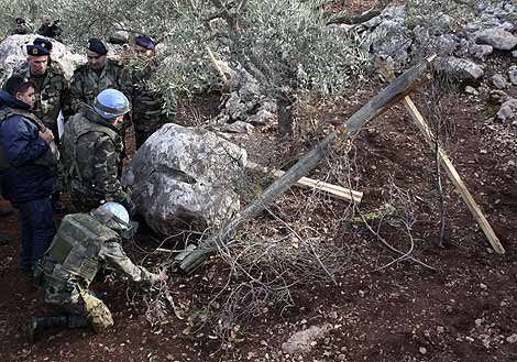 Una patrulla del ejrcito espaol y tropas libanesas descubren un misil listo para ser disparado contra el norte de Israel. (Foto: Ap)