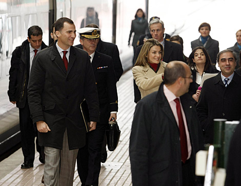 Los Prncipes de Asturias, a su llegada a la estacin de trenes de Valladolid. (Foto: Pablo Requejo)