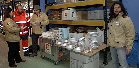Muestra de los kits de higiene y cocina de la AECID. (Foto: AECID)