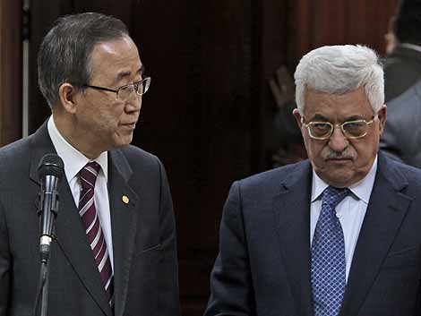 El secretario general de la ONU, Ban Ki-Moon, y el presidente palestino, Mahmoud Abbas (AP)