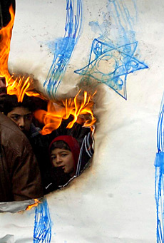 Protestantes sirios queman una bandera. (AFP)