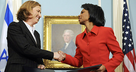 Livni (izda.) y Rice, durante la firma del acuerdo. (Foto: Reuters)