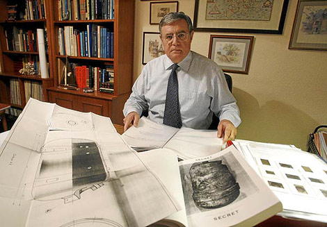 El investigador Vicente Juan Ballester Olmos, con los documentos del caso. (Foto: J. Cuéllar)