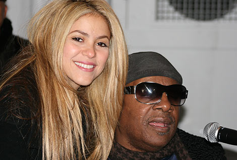 Shakira, en los ensayos, junto a Stevie Wonder. (Foto: elmundo.es)