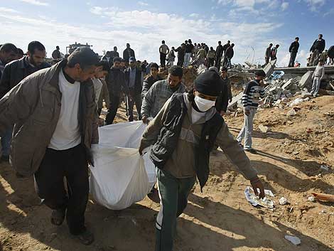 Palestinas trasladan cadveres encontrados entre los escombros. (Foto: AFP)