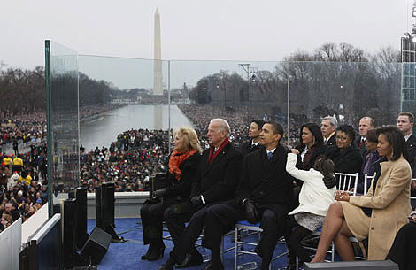 Obama, su familia y el vicepresidente, Joe Biden, en el Lincoln Memorial. (AP)