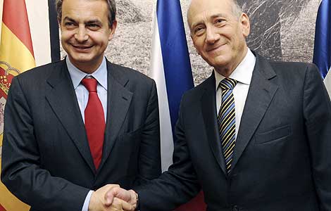 Olmert y Zapatero se saludan. (Foto: REUTERS)