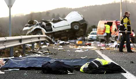 Lugar del accidente que cost la vida a dos personas en la Autova de Leitzaran, a la altura de Lekunberri. (Foto: EFE)