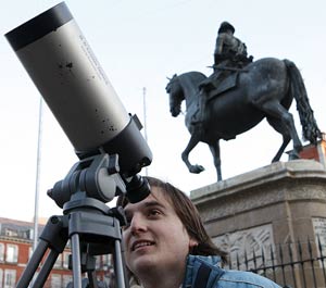Un aficionado mira a travs de un telescopio en la Plaza Mayor de Madrid durante la celebracin del inicio del Ao Internacional de la Astronoma. (Foto: EFE)