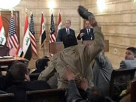 Momento en el que el periodista le lanza los zapatos a Bush. (Foto: AP)