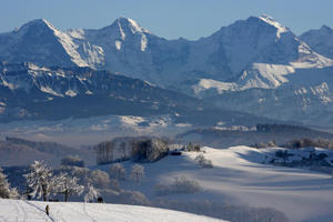 Vista de las montaas Eiger, Moench y Jungfrau desde la montaa Gurten en Berna, Suiza. (Foto: EFE)