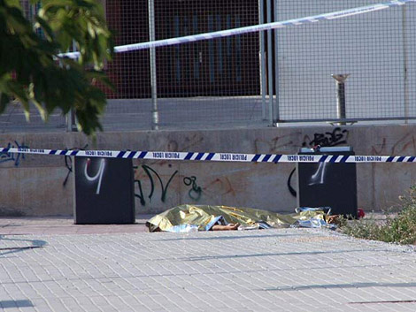 Imagen del cadver del hombre asesinado en Vinars (Foto: FERRAN PLA).