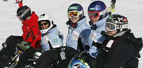 Integrantes del primer equipo femenino de esquí adaptado. (Foto: EFE)