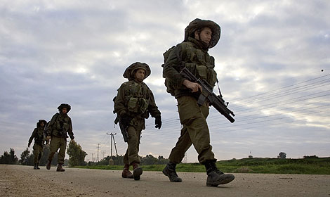 Varios soldados israeles cerca de la frontera de Israel con Gaza. (Foto: AP)