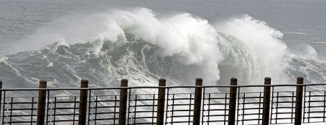El mal tiempo ha provocado un fuerte oleaje en la costa cantbrica. (Foto: EFE)