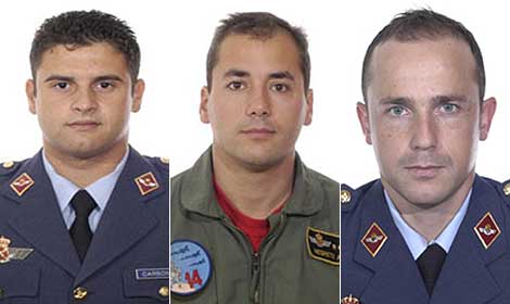 De izquierda a derecha, el capitán Carbonell, el capitán Negrete, y el teniente Cubillas, fallecidos en el accidente aéreo. (Fotos: Ministerio de Defensa)
