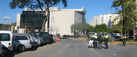 La Polica vigila los accesos al Palacio de Justicia de Dnia. (Foto: Jaume Ferrer)