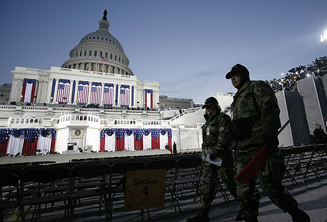 Dos soldados supervisan la seguridad frente al Capitolio. (Foto: Reuters)