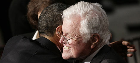 El senador Ted Kennedy se abraza con Obama antes del almuerzo. (Foto: REUTERS)