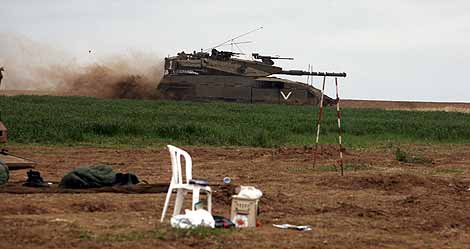 Un tanque israel avanza por el sur de Israel momentos despus de abandonar la franja de Gaza. (Foto: EFE)