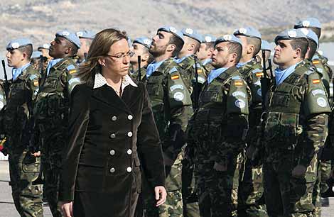 La ministra de Defensa, Carme Chacn, pasa revista a las tropas espaolas en el Lbano. (Foto: AP)