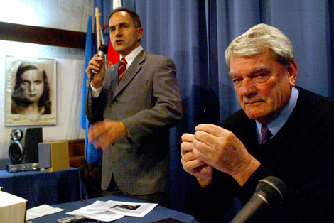 Varela junto al conocido revisionista David Irving en una imagen de archivo. (Foto: Antonio Moreno)