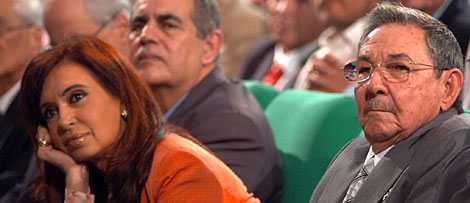 Fernndez Kirchner con Ral Castro durante su viaje a Cuba. (Efe)