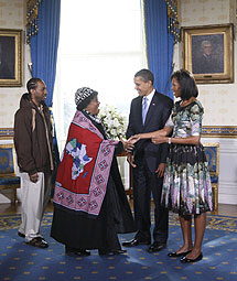 Barack y Michelle, en la jornada de puertas abiertas en la Casa Blanca. (AP)