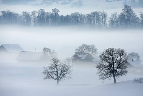 La niebla envuelve el paisaje en los alrededores del pueblo de Kerns, Suiza. (Foto: EFE)