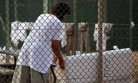 Un recluso abre un congelador en el penal de Guantnamo. (Foto: EFE)