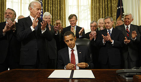 Biden y otros altos cargos aplauden a Obama en el Despacho Oval. (Foto: AP)