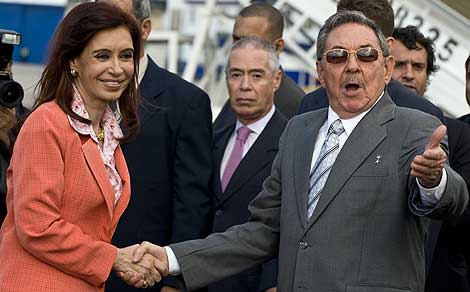 Cristina Fernández, recibida por Raúl Castro en el aeropuerto de La Habana, ha sido la última dirigente en entrevistarse con Fidel Castro. (AP)