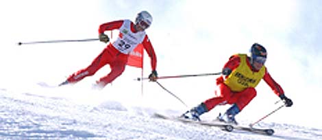 Un esquiador ciego bajando por la pista con su gua. (Foto: ONCE)
