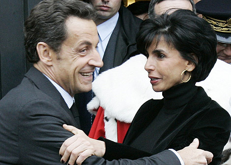 Sarkozy saluda a Dati, tras volver al trabajo despus de dar a luz. (Foto: REUTERS)
