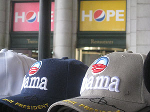 Gorras con el nombre de Obama. (Foto: Carlos Fresneda)